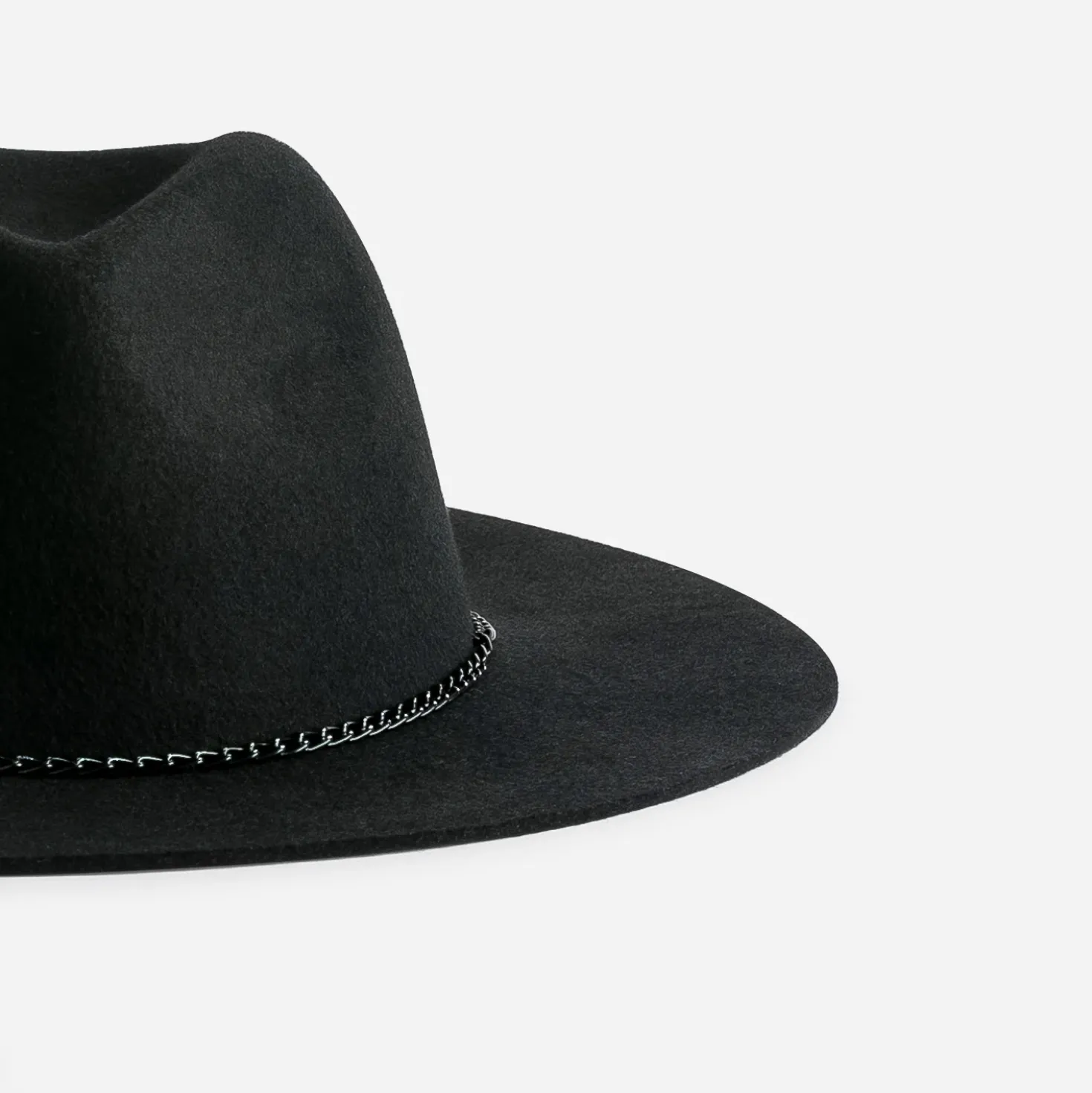 Chapeau noir laine feutrée avec galon-chaînette