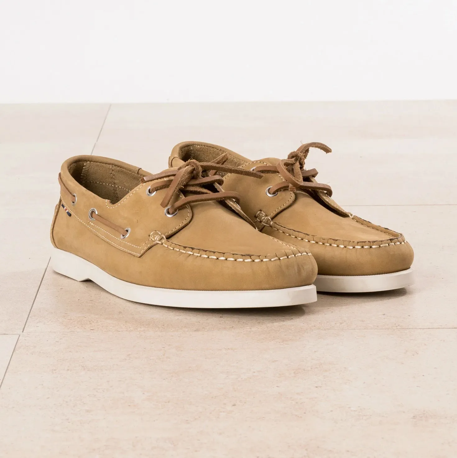 Chaussure-bateau camel cuir nubuck