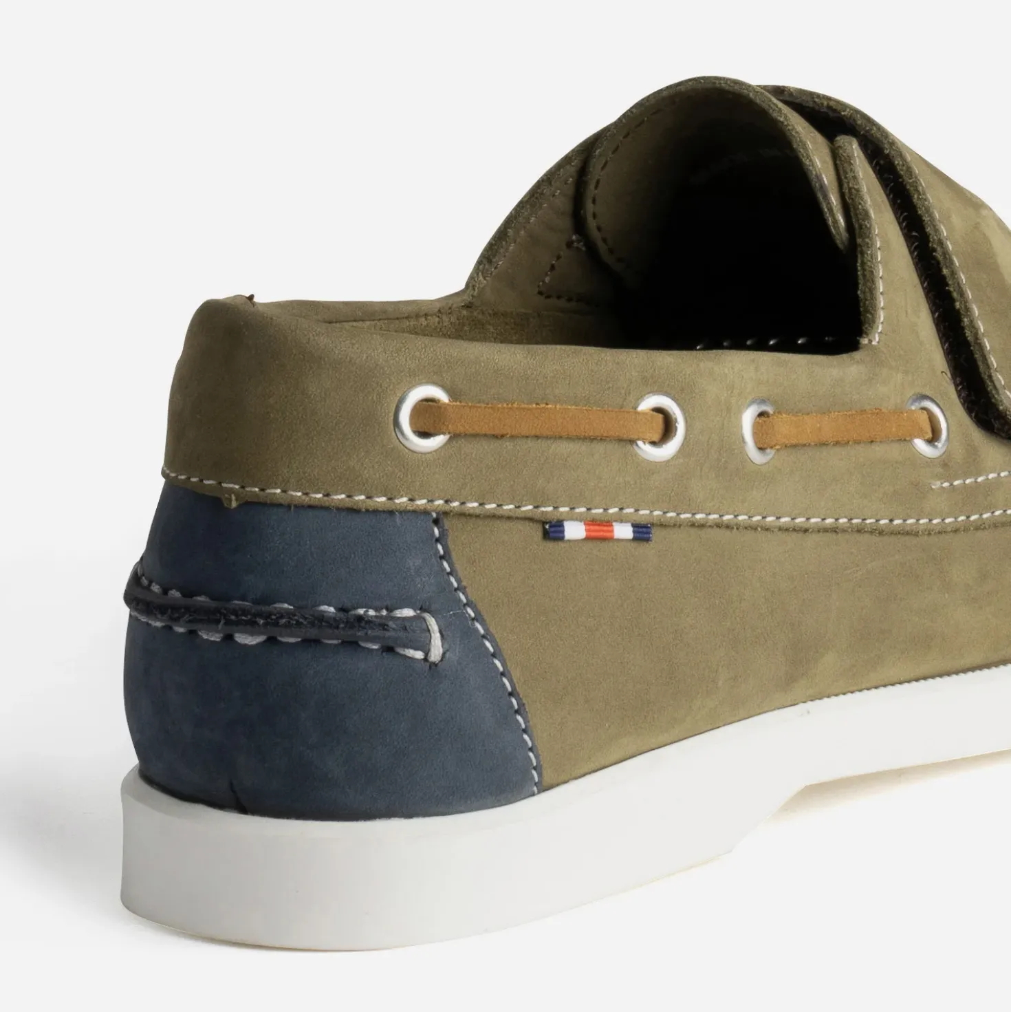 Chaussure-bateau kaki cuir nubuck scratch