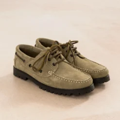 Chaussure-bateau taupe cuir velours