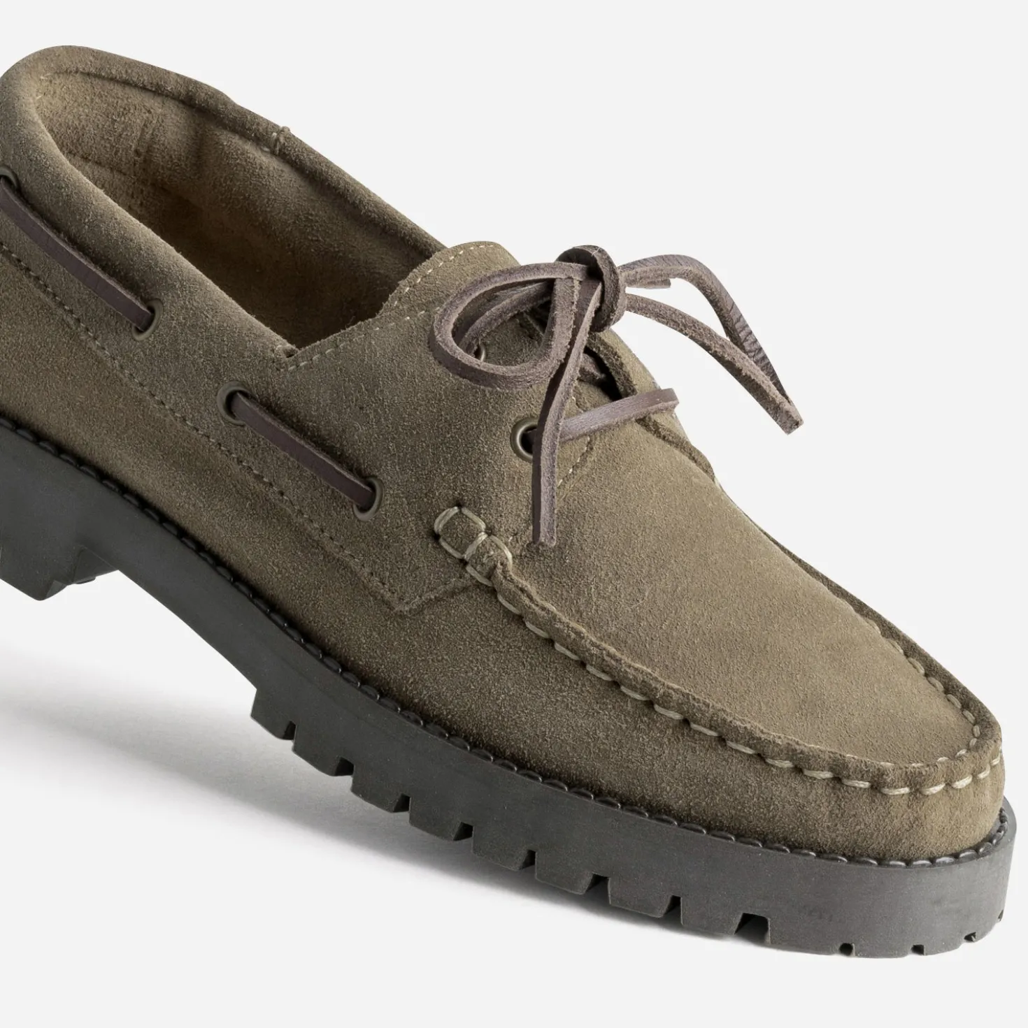 Chaussure-bateau taupe cuir velours