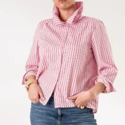 Chemise rayée rose à col volanté