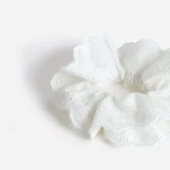 Chouchou blanc broderie anglaise