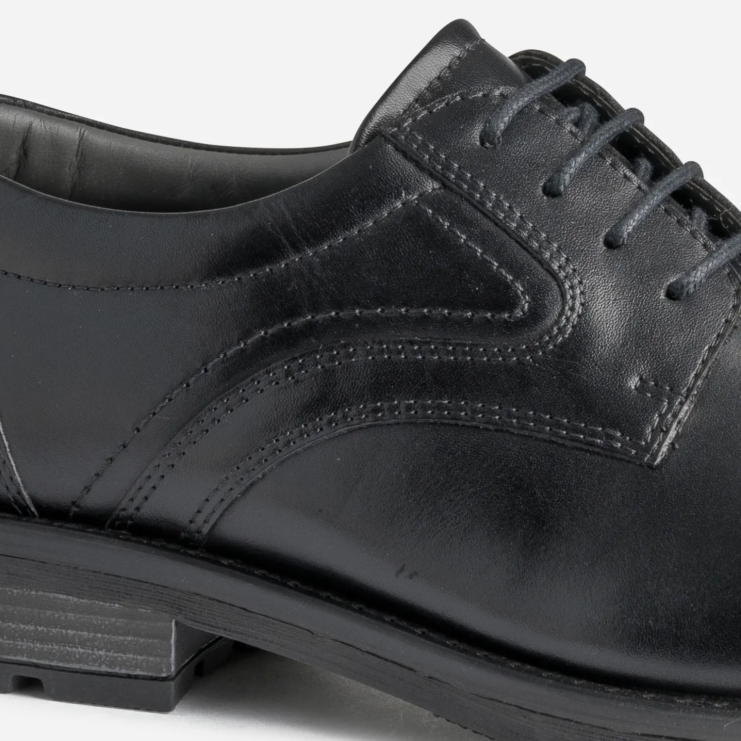 Derby noir en cuir à doublure carreaux