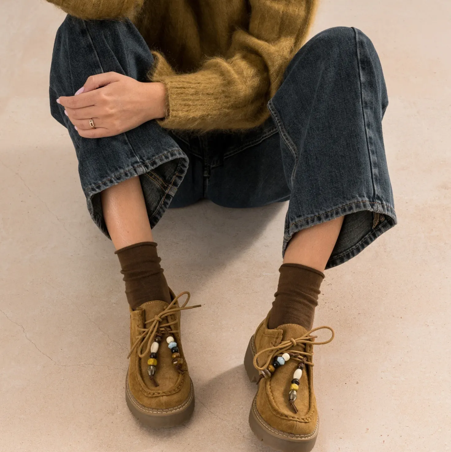 Derby plateau camel cuir velours détails perles
