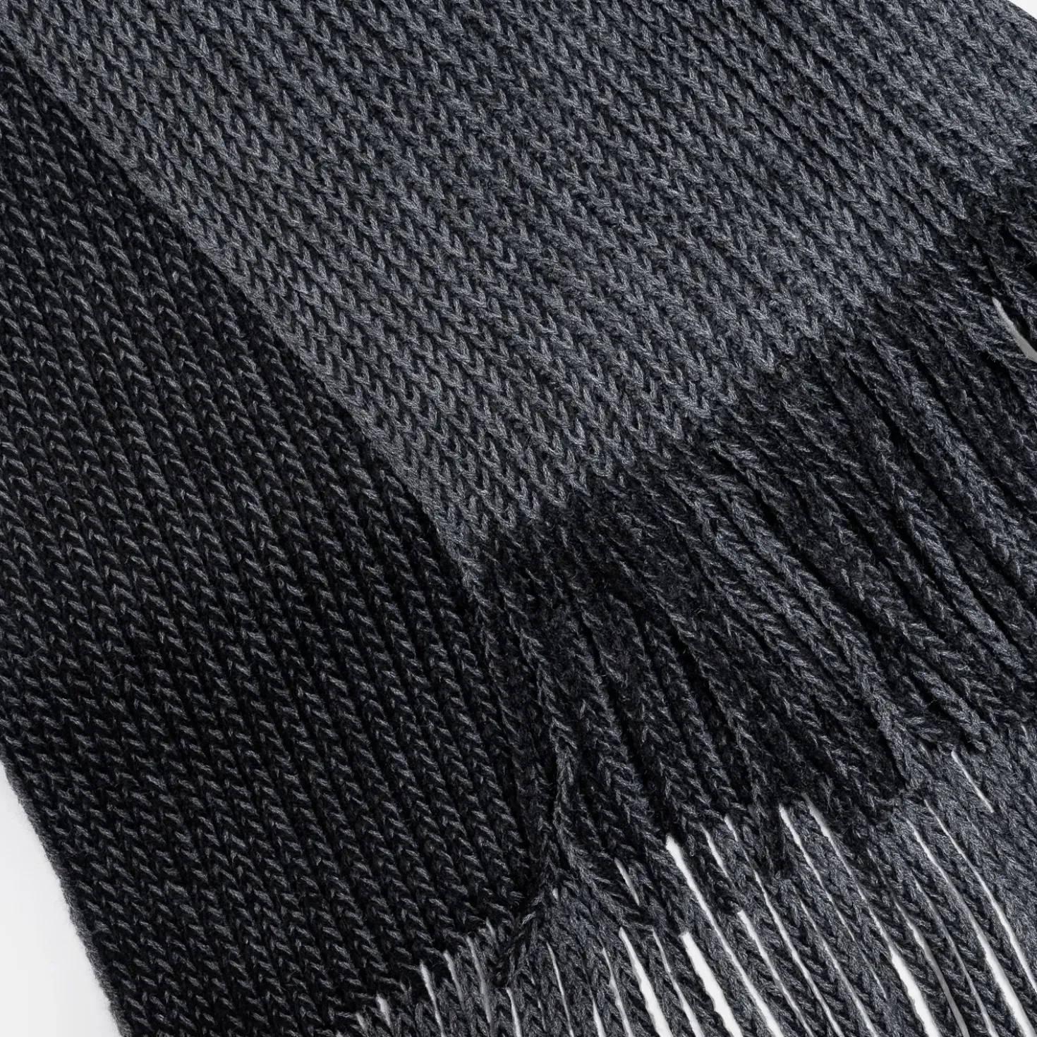 Echarpe homme grise et noire tricot à franges