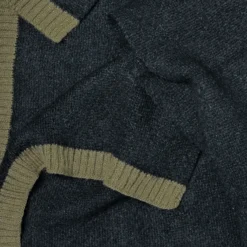 Echarpe noire bordée kaki
