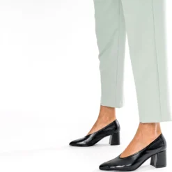Escarpin noir en cuir à décolleté couvrant