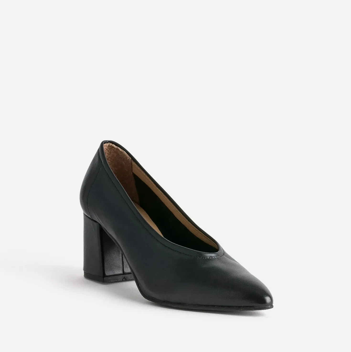 Escarpin noir en cuir à décolleté couvrant