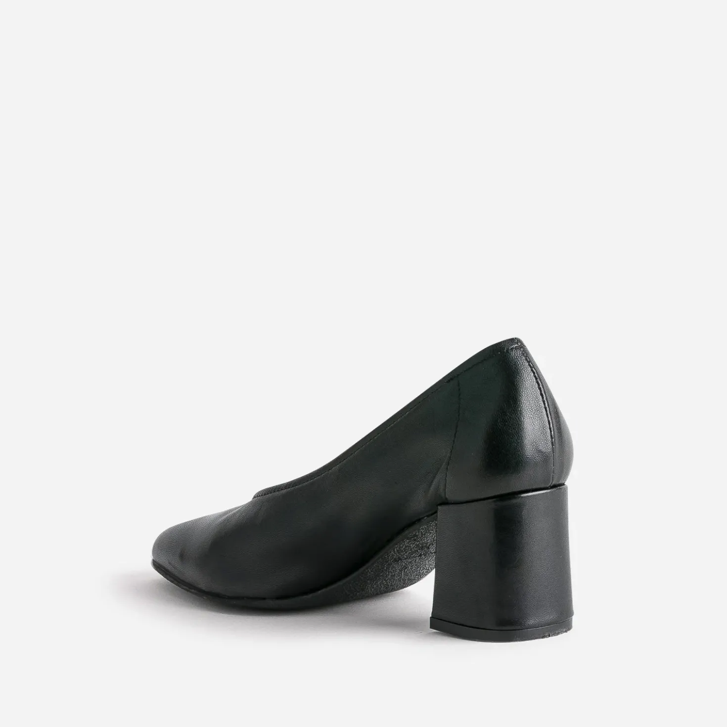 Escarpin noir en cuir à décolleté couvrant