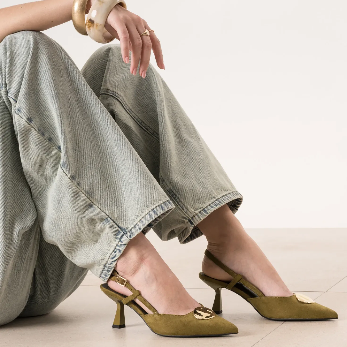 Escarpin slingback kaki détail bijou