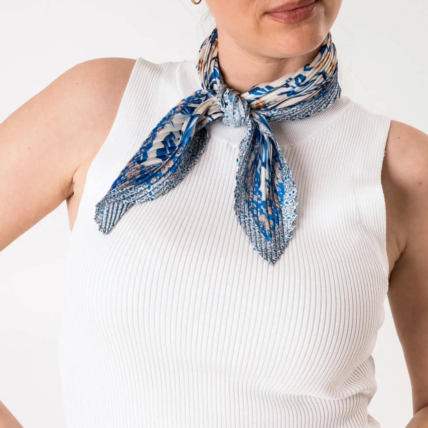 Foulard bleu plissé motif floral