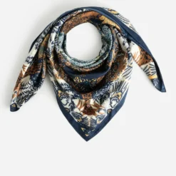 Foulard bleu satiné motif floral