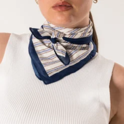 Foulard écru motif rayures bleues