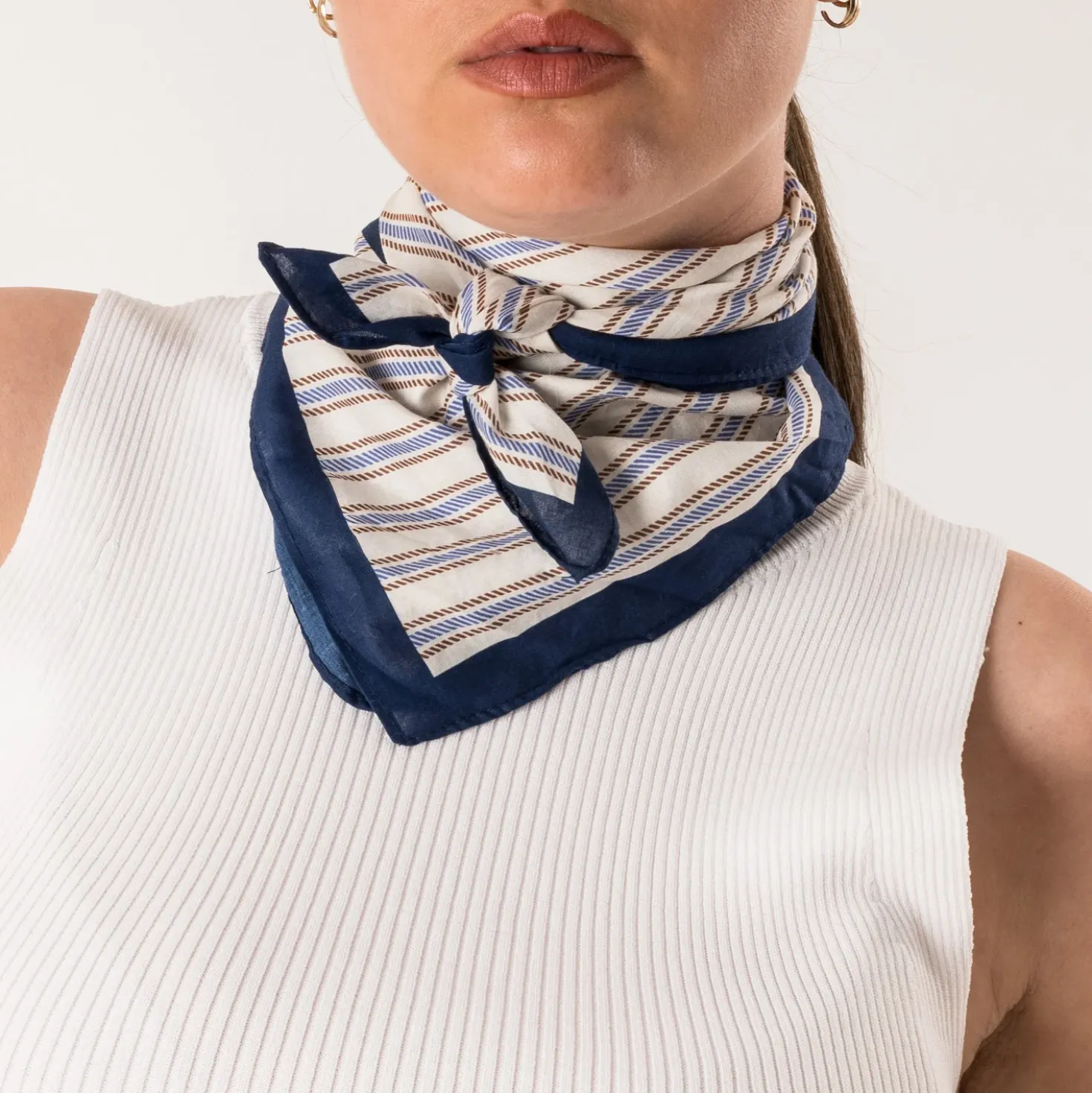 Foulard écru motif rayures bleues