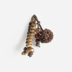 Gri-gri marron avec perles