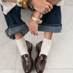 Mocassin bordeaux verni effet python barrette dorée
