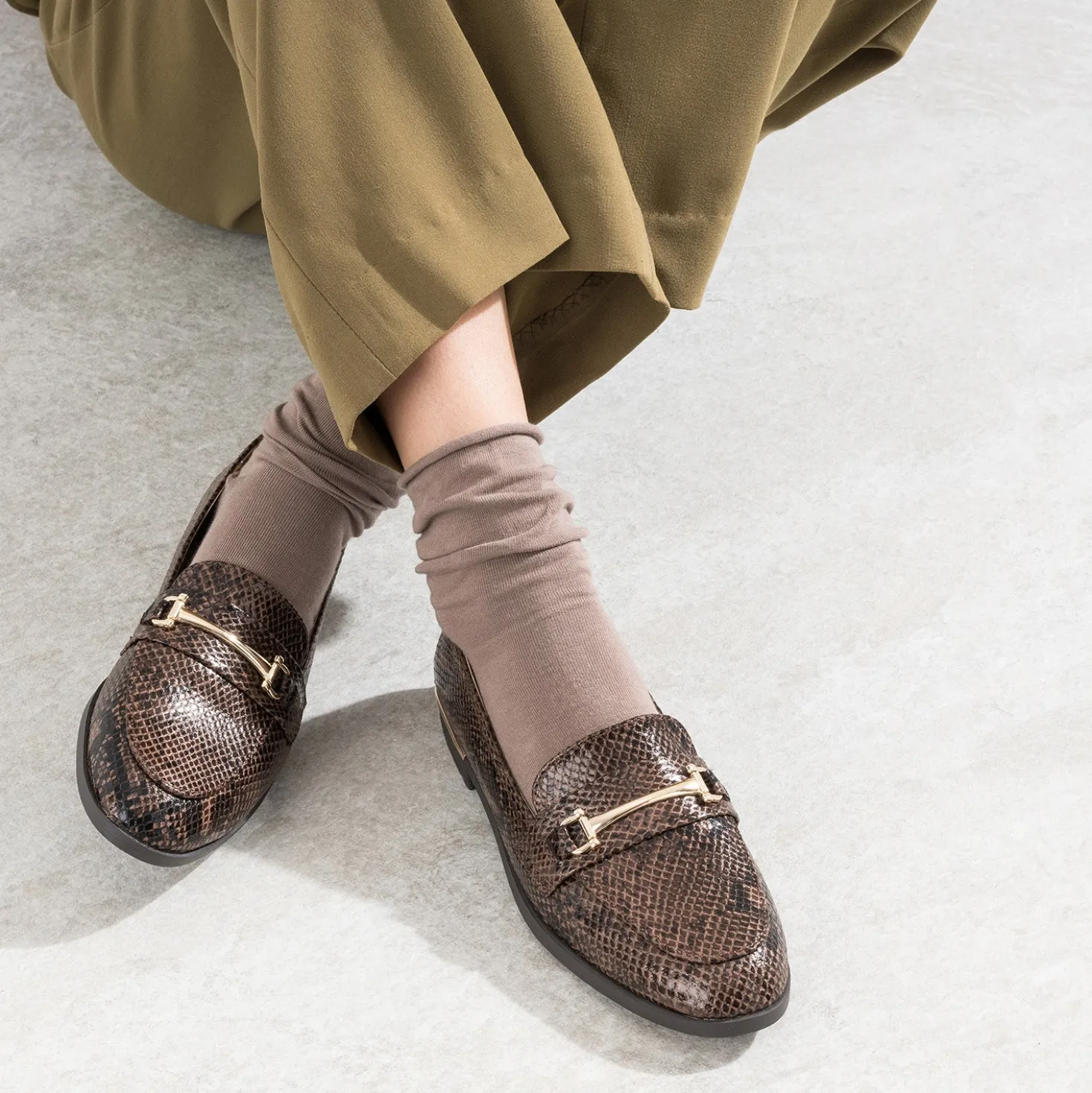 Mocassin marron à effet python détails dorés