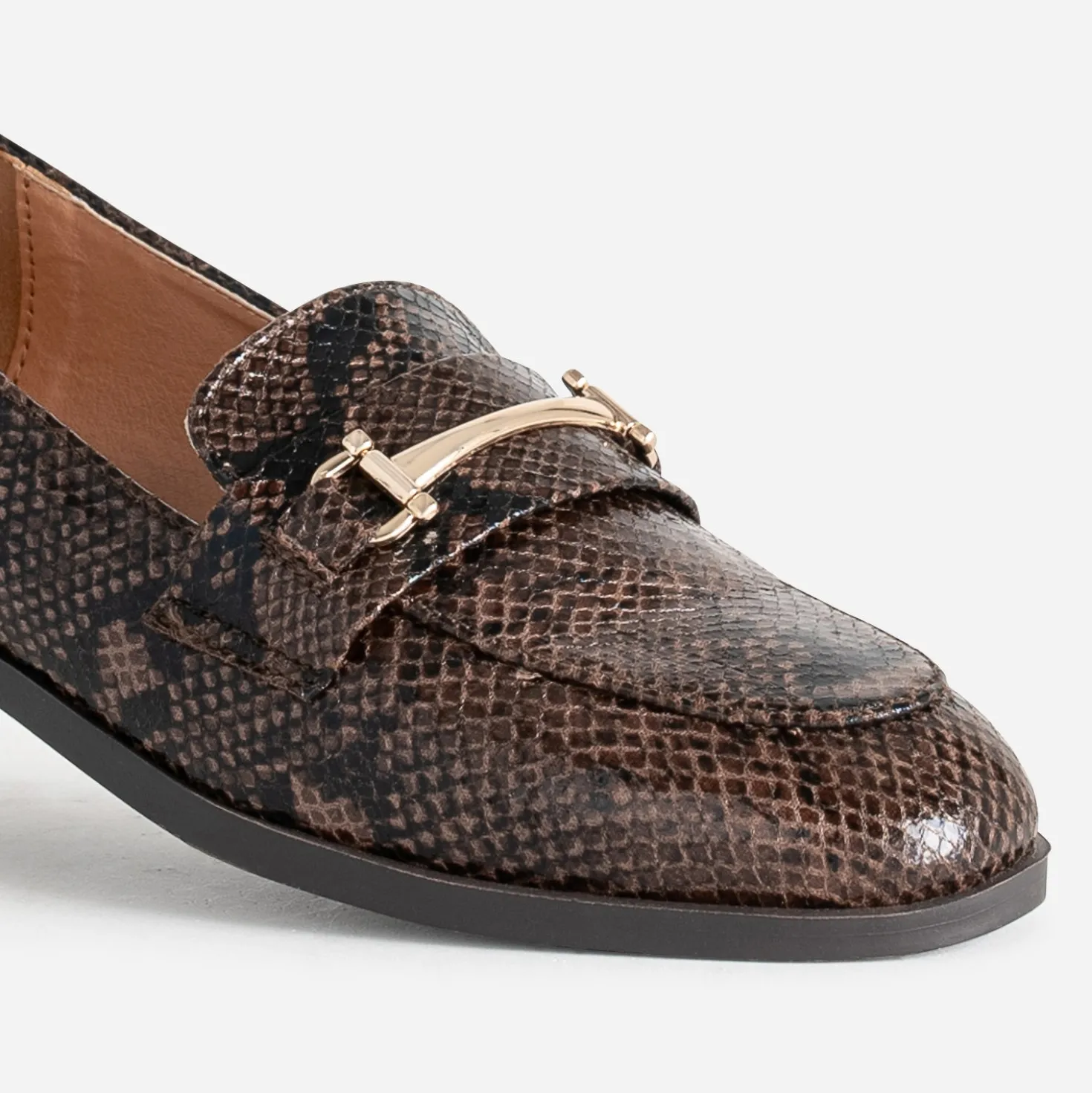 Mocassin marron à effet python détails dorés