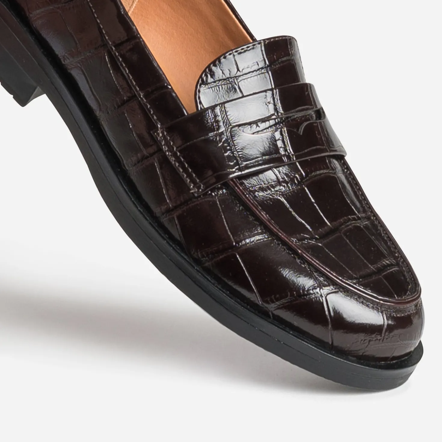 Mocassin marron verni embossage effet croco