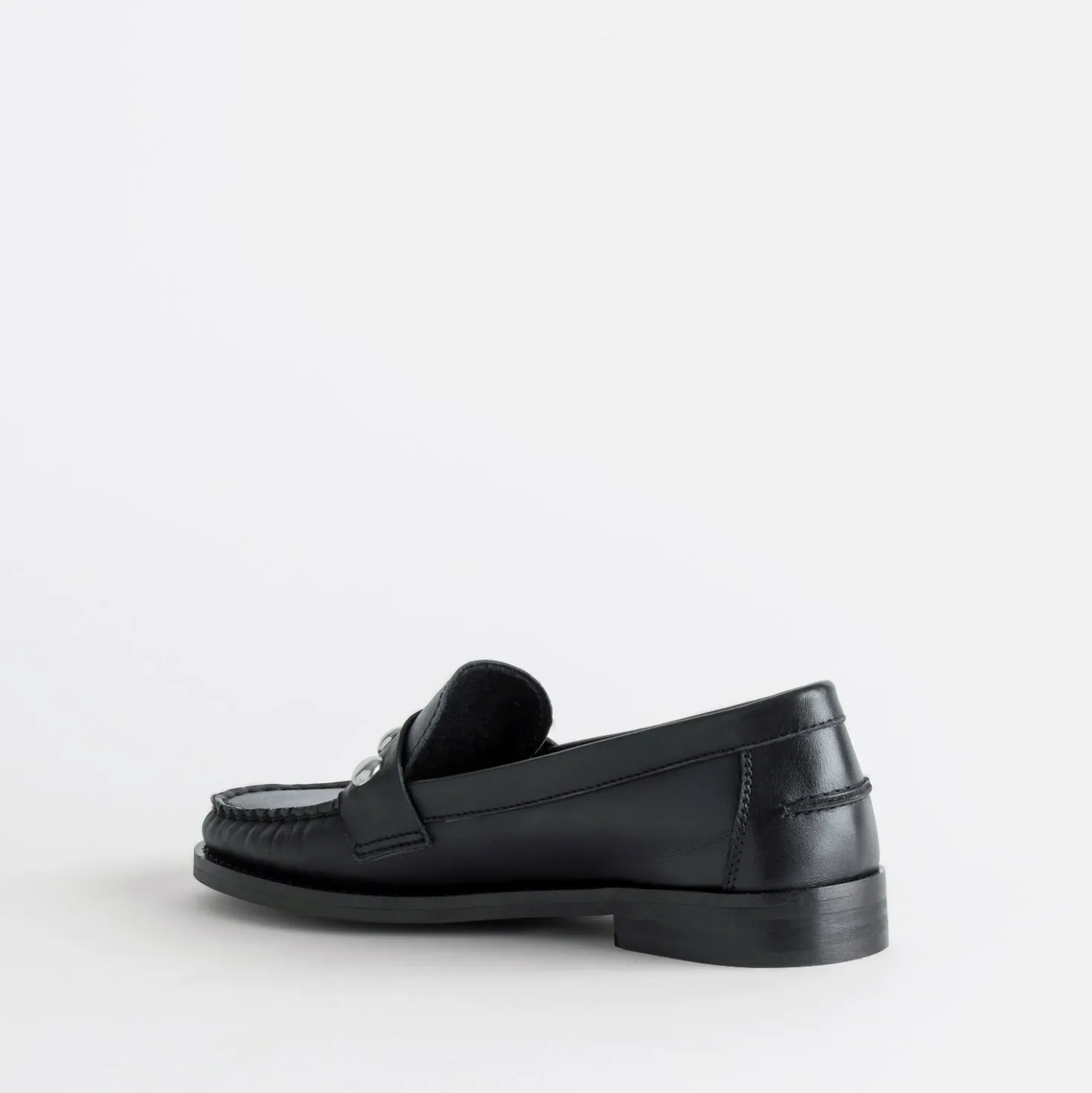 Mocassin noir cuir détails clous bombés