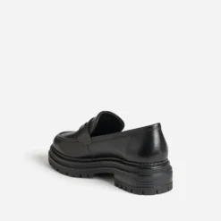 Mocassin noir cuir semelle crantée