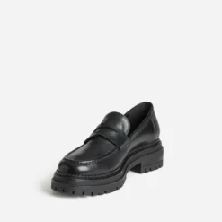 Mocassin noir cuir semelle crantée