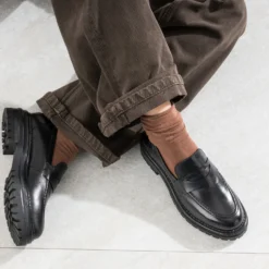 Mocassin noir cuir semelle crantée