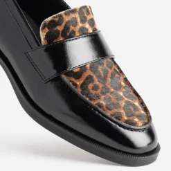 Mocassin noir détails motif léopard