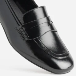Mocassin noir glacé petit talon