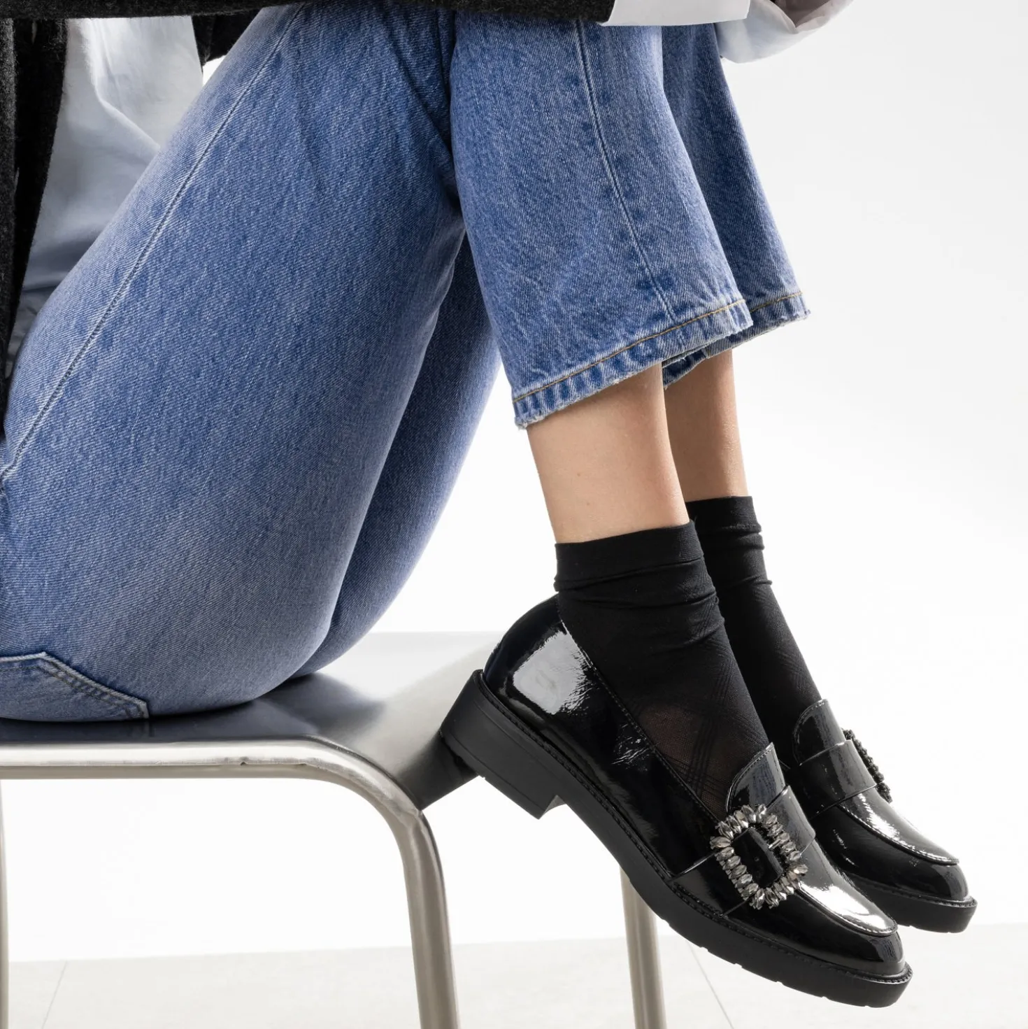 Mocassin noir verni boucle strass