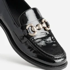 Mocassin noir verni détail doré