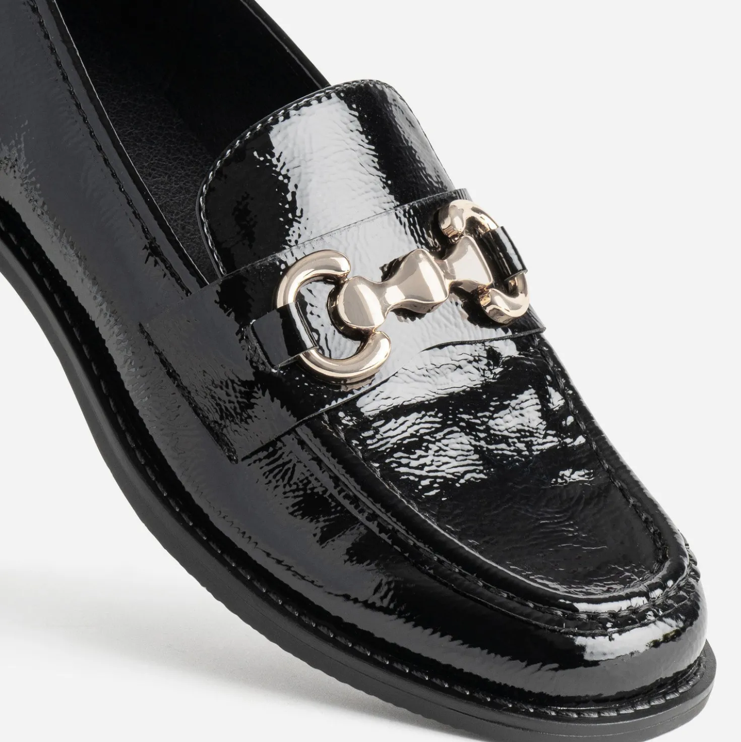Mocassin noir verni détail doré
