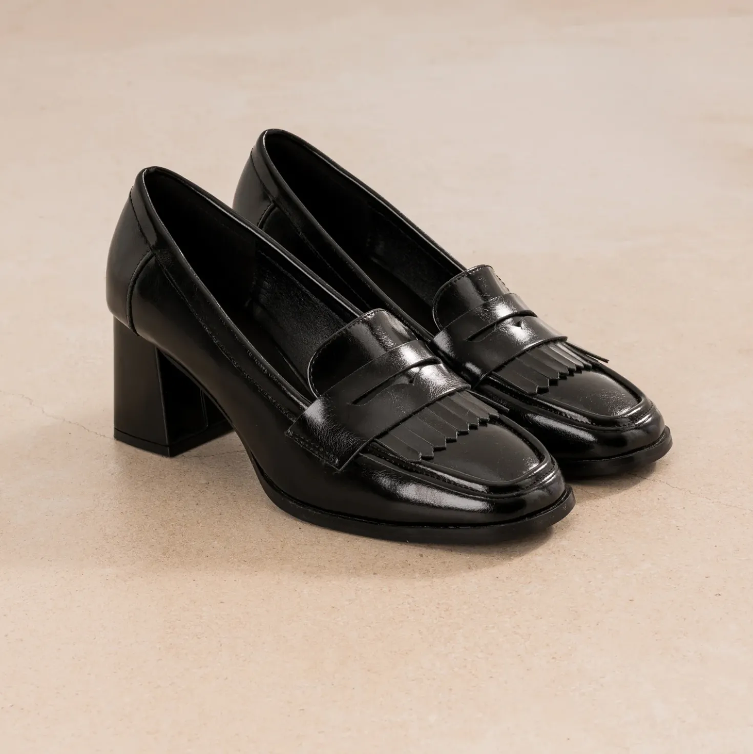 Mocassin à talon noir patte frangée