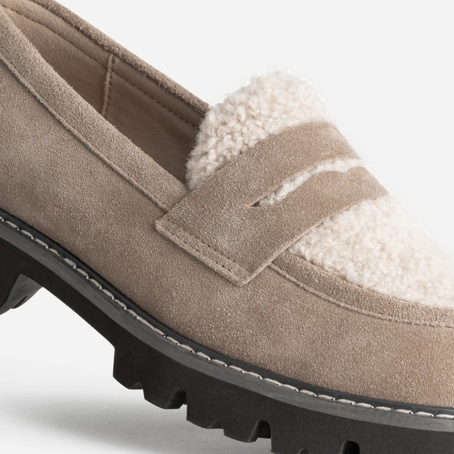 Mocassin taupe cuir velours et sherpa