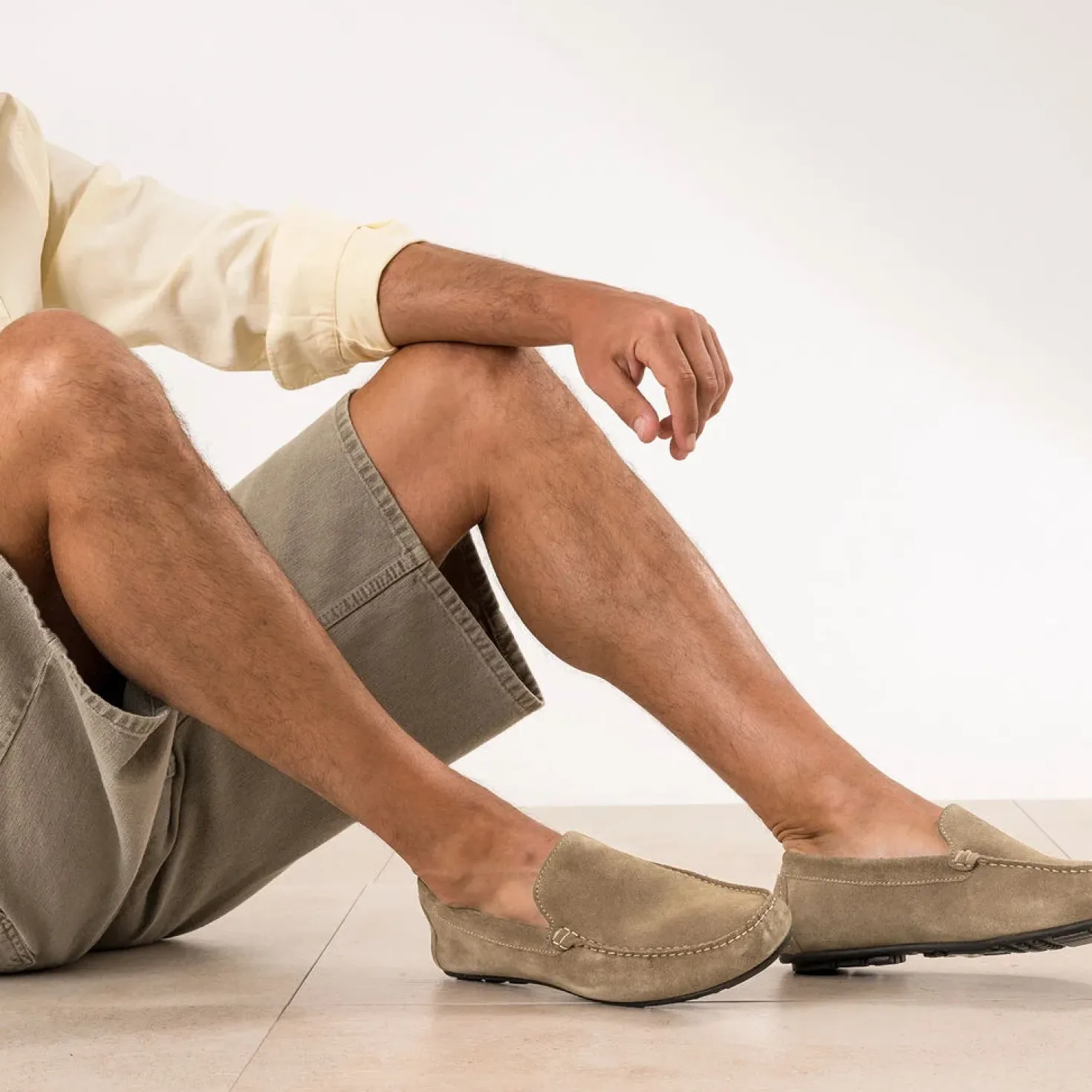 Mocassin taupe en cuir velours