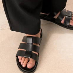 Mule anatomique noir cuir trois brides