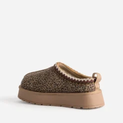 Mule beige cuir velours motif léopard fourrée