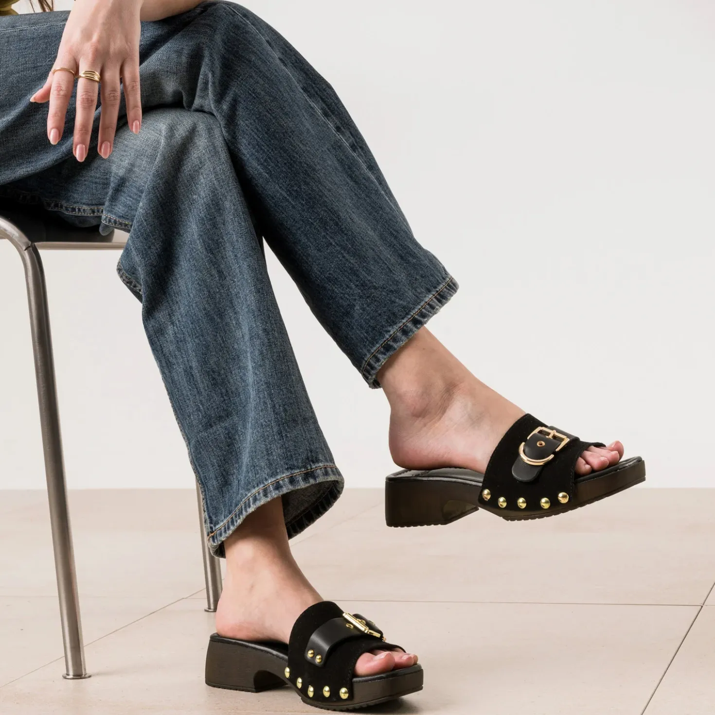 Mule noire cuir velours décor boucle