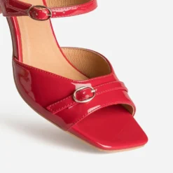 Mule rouge verni kitten-heel