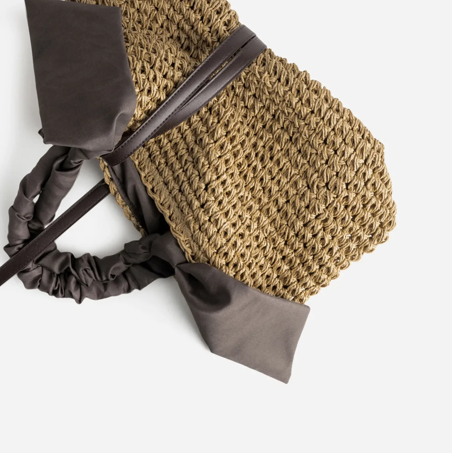 Panier beige foncé tressé à anses marron