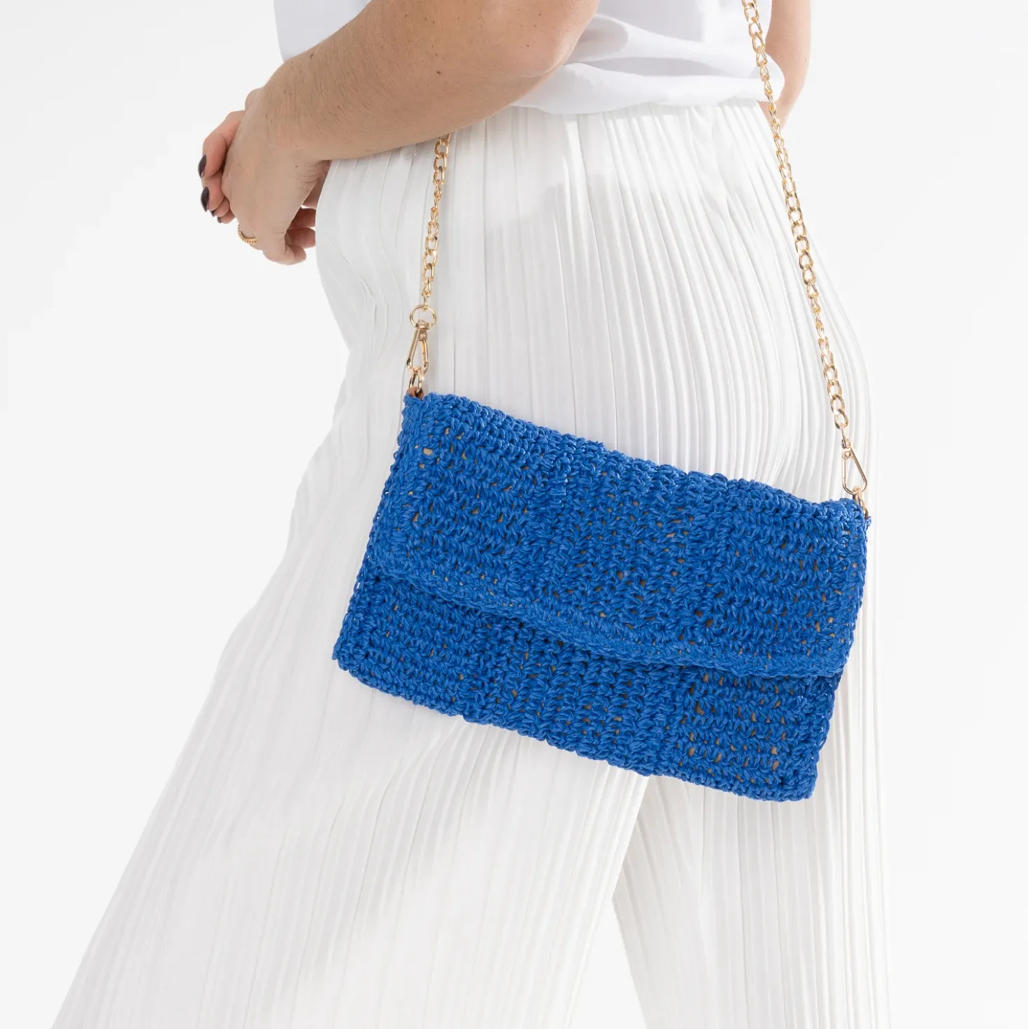 Pochette souple bleue en paille