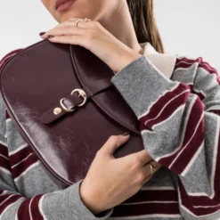 Sac bandoulière bordeaux détails anneaux