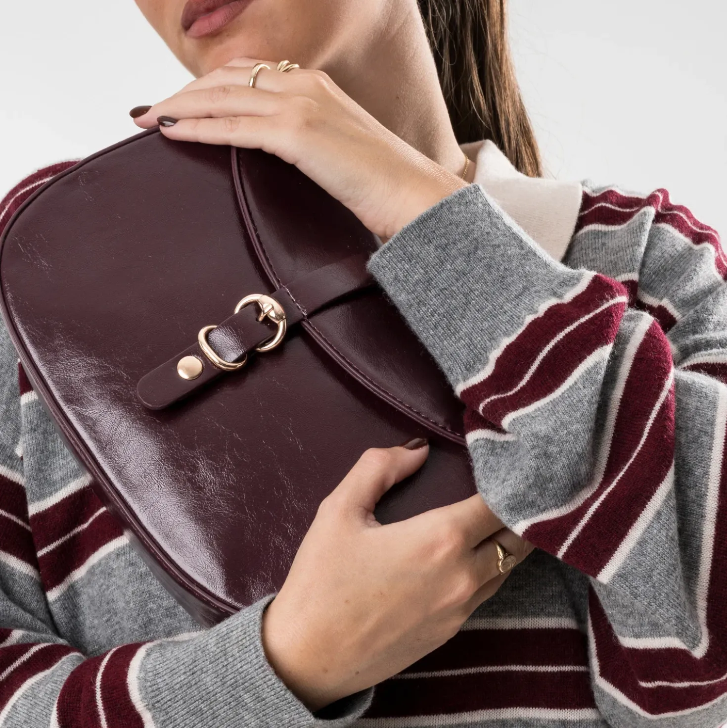 Sac bandoulière bordeaux détails anneaux