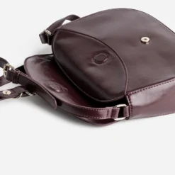 Sac bandoulière bordeaux détails anneaux