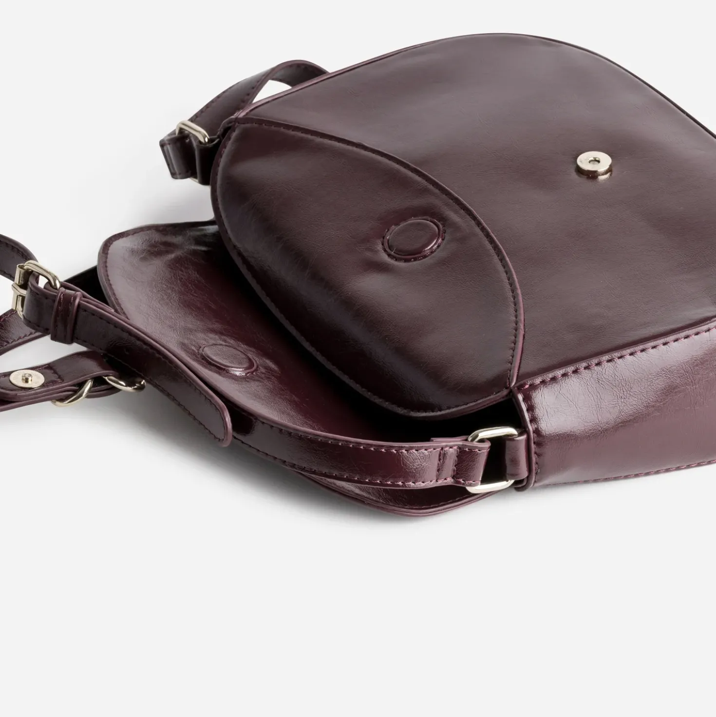 Sac bandoulière bordeaux détails anneaux