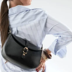 Sac bandoulière noir détails anneaux