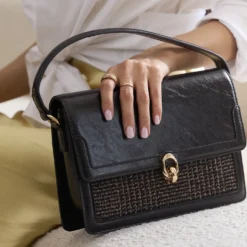 Sac bandoulière noir et motif carreaux