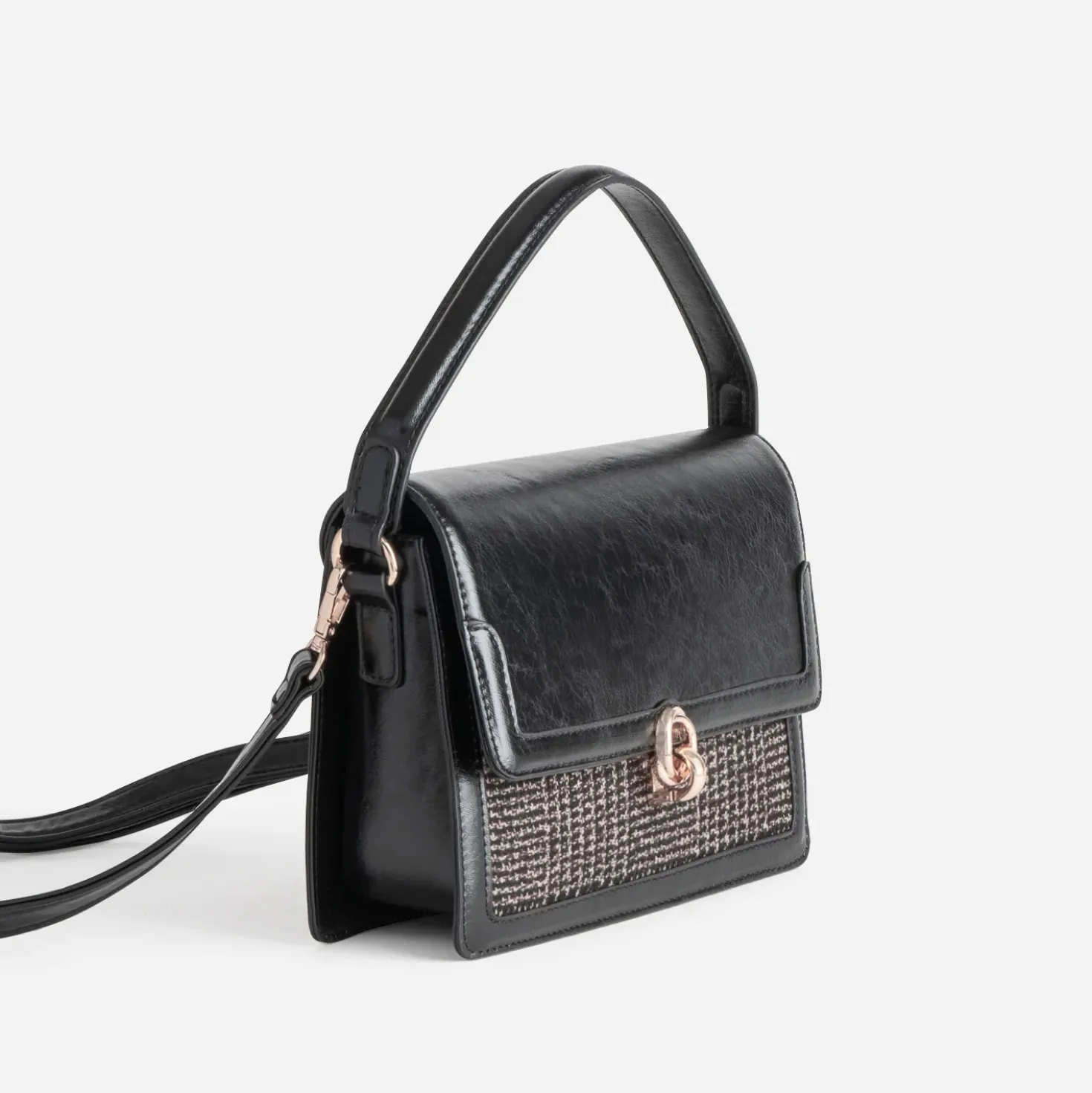 Sac bandoulière noir et motif carreaux