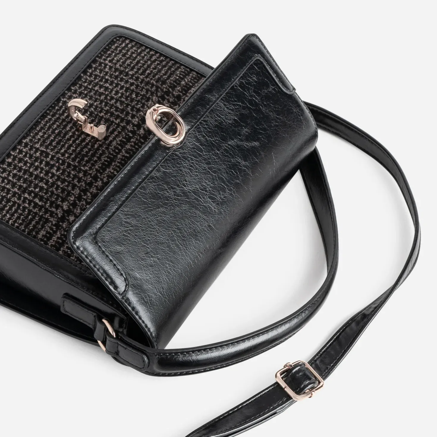 Sac bandoulière noir et motif carreaux